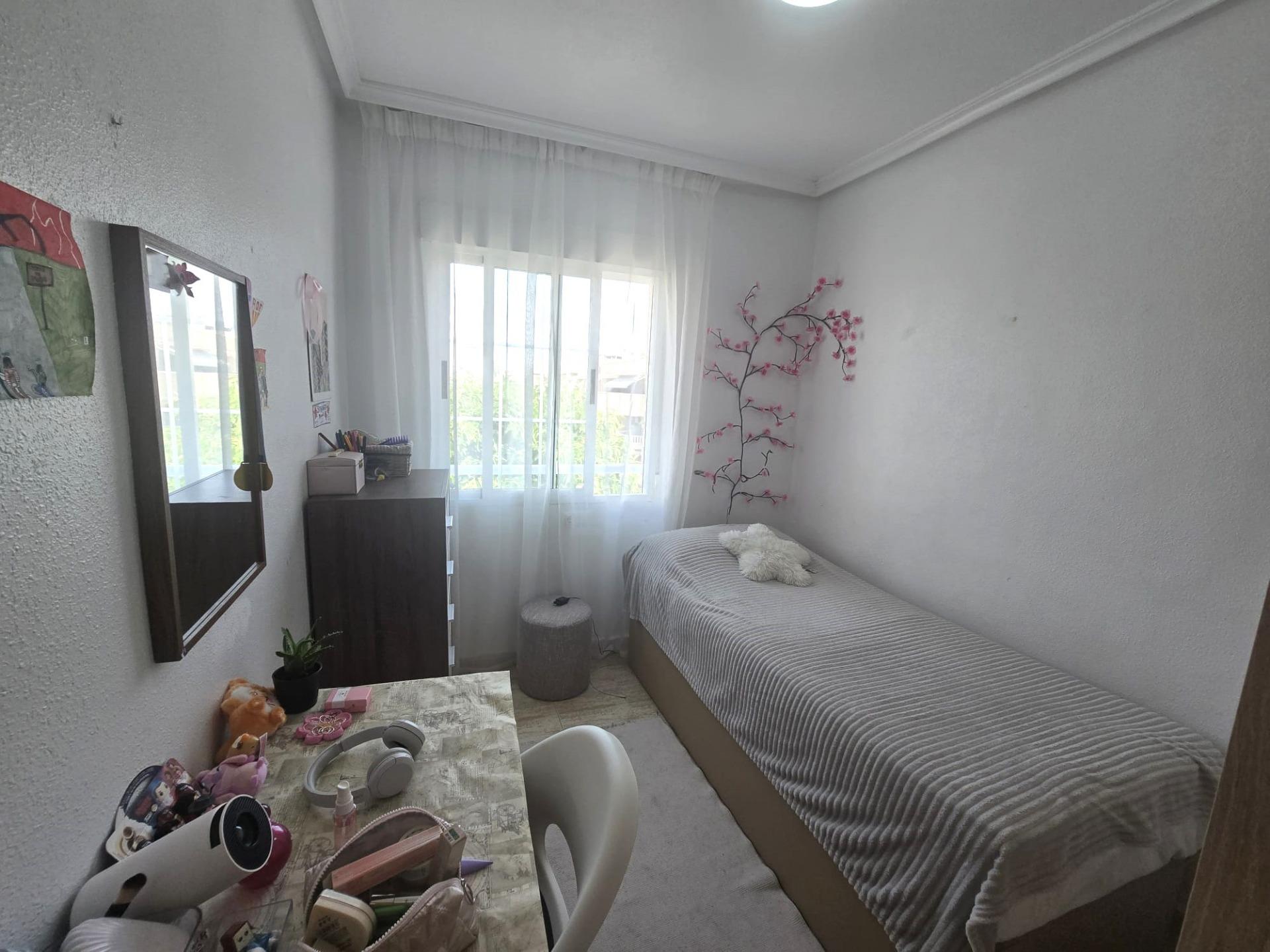 For sale - 3 Bedroom 1 Bathroom Apartment in Torrevieja - Playa De Los Locos  - Alicante