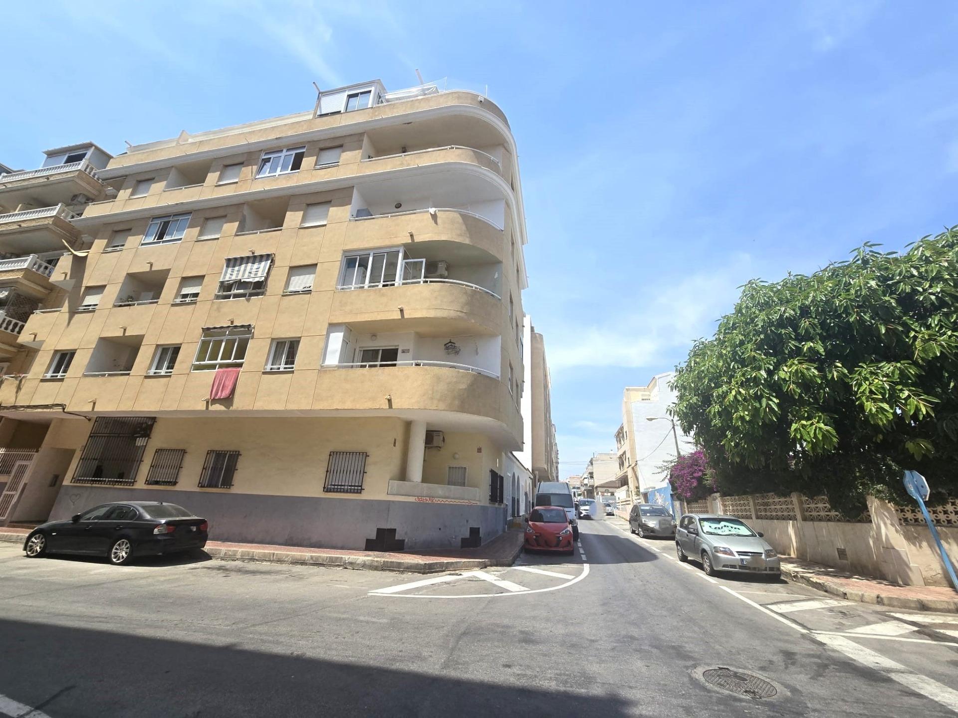 For sale - 3 Bedroom 1 Bathroom Apartment in Torrevieja - Playa De Los Locos  - Alicante
