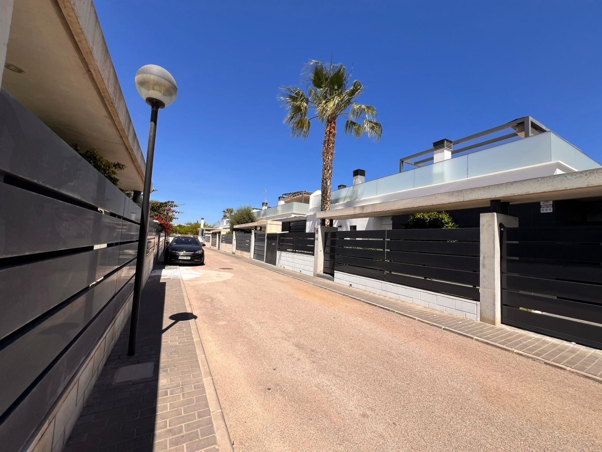 For sale - 3 Bedroom 2 Bathroom Villa in Orihuela Costa - Lomas De Cabo Roig  - Alicante