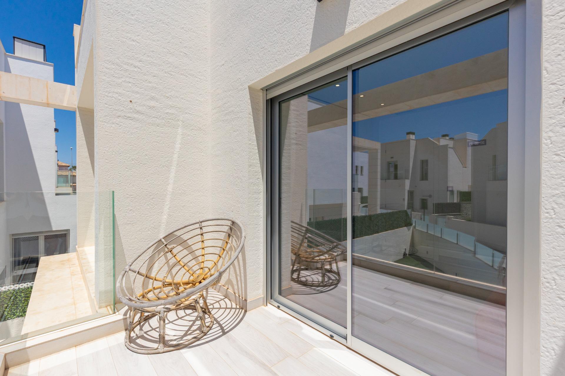 For sale - 3 Bedroom 3 Bathroom Villa in Orihuela Costa - Lomas De Cabo Roig  - Alicante