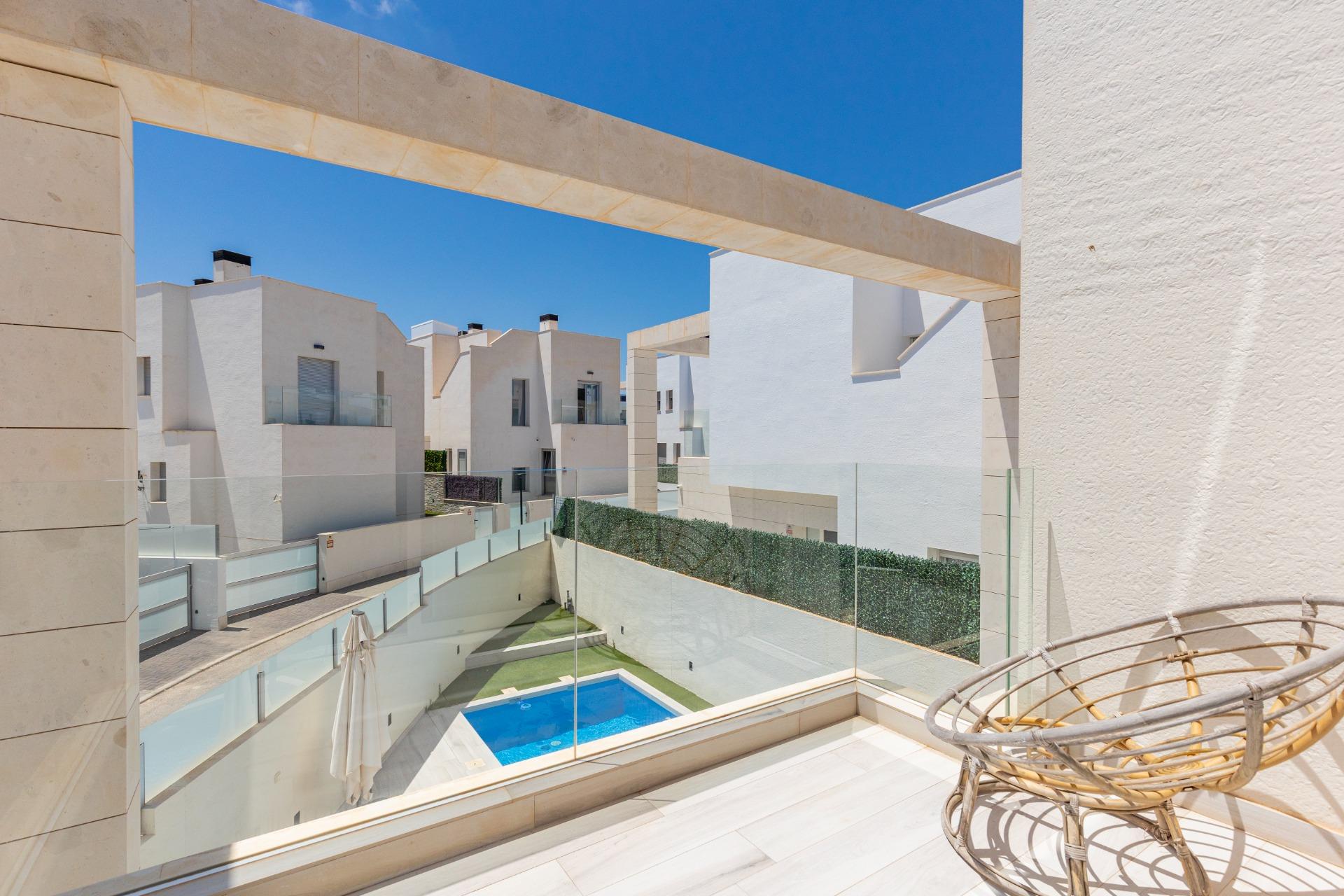 For sale - 3 Bedroom 3 Bathroom Villa in Orihuela Costa - Lomas De Cabo Roig  - Alicante