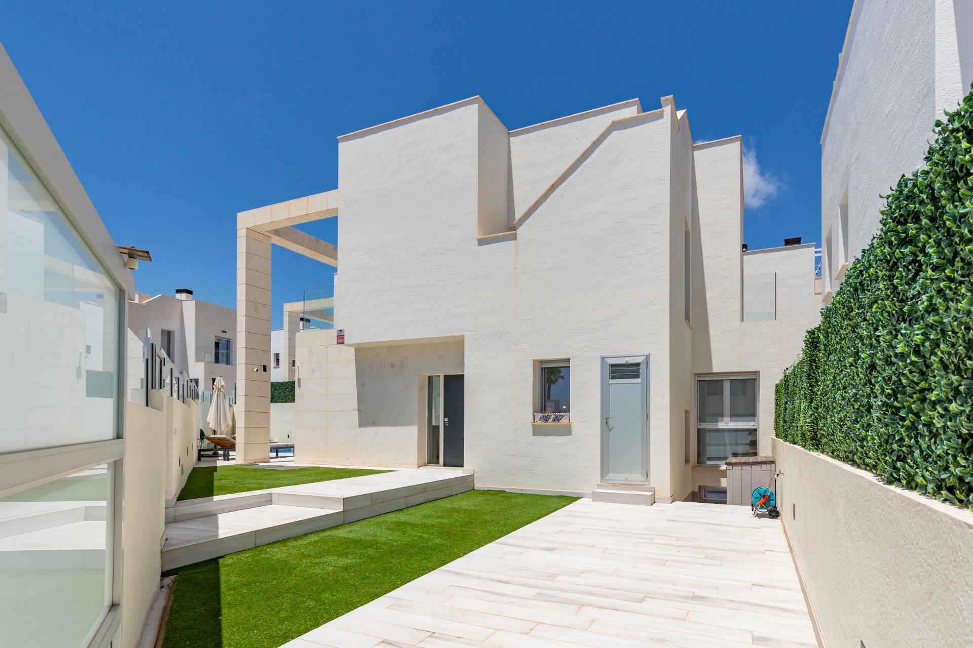 For sale - 3 Bedroom 3 Bathroom Villa in Orihuela Costa - Lomas De Cabo Roig  - Alicante
