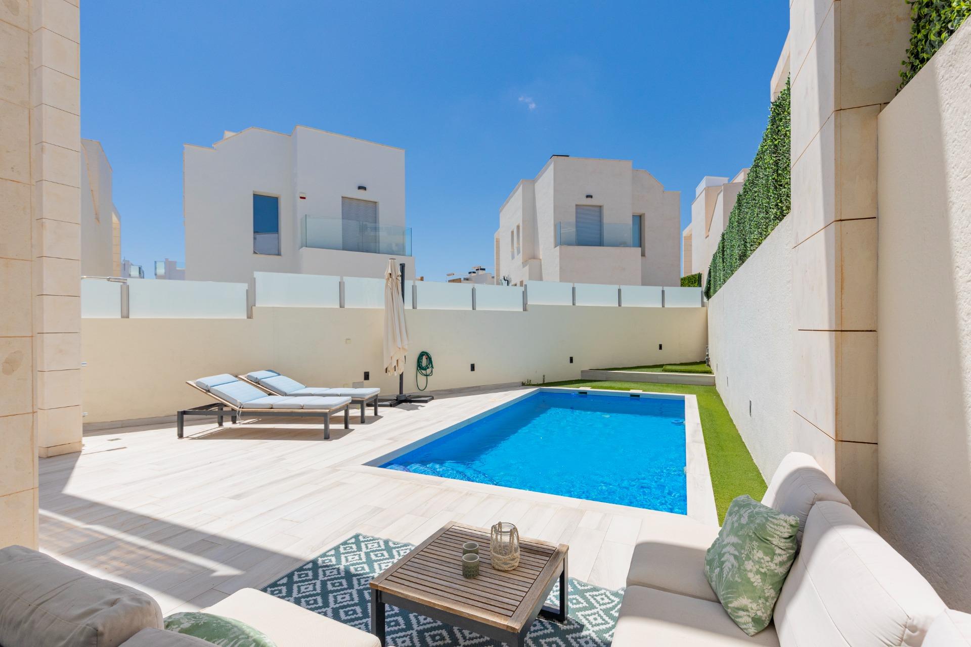 For sale - 3 Bedroom 3 Bathroom Villa in Orihuela Costa - Lomas De Cabo Roig  - Alicante