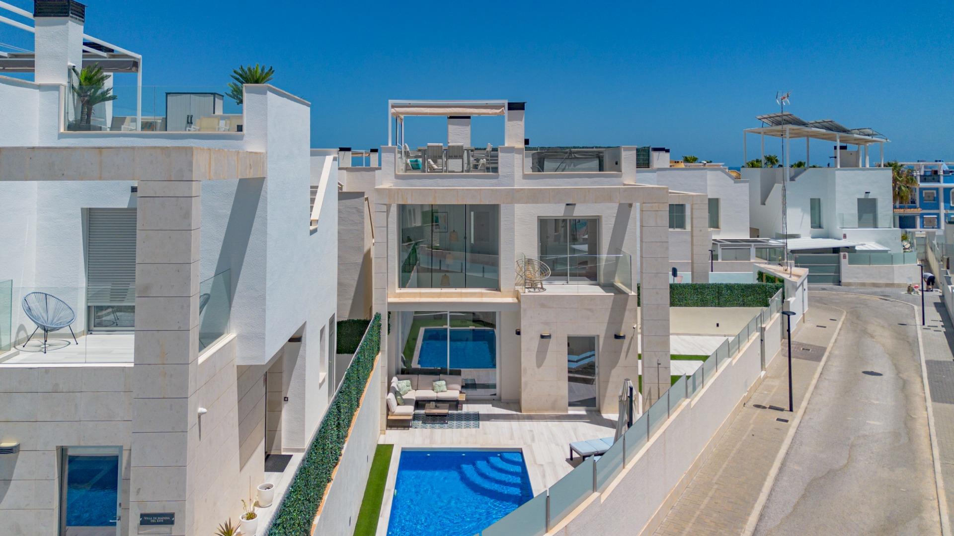 For sale - 3 Bedroom 3 Bathroom Villa in Orihuela Costa - Lomas De Cabo Roig  - Alicante