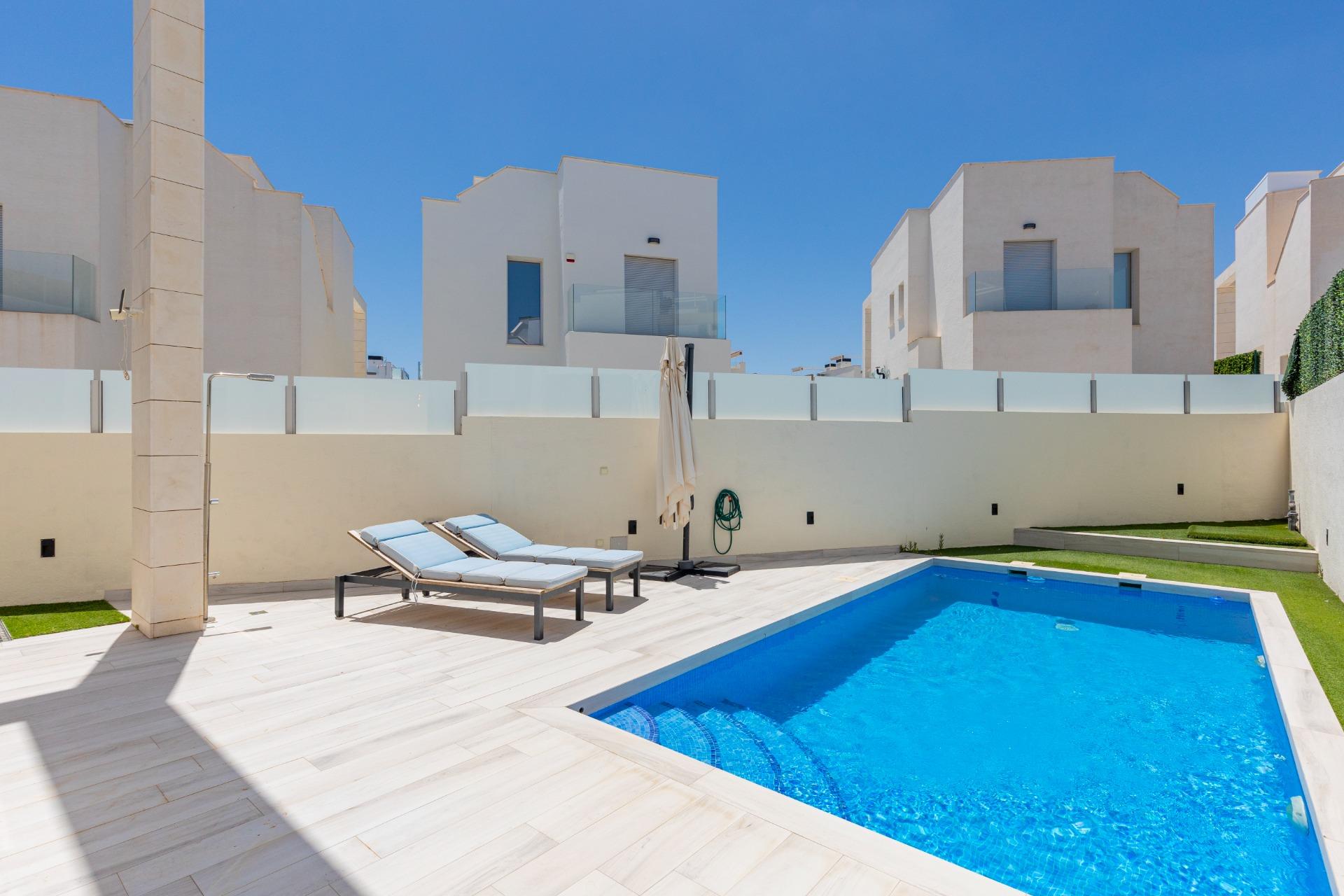 For sale - 3 Bedroom 3 Bathroom Villa in Orihuela Costa - Lomas De Cabo Roig  - Alicante