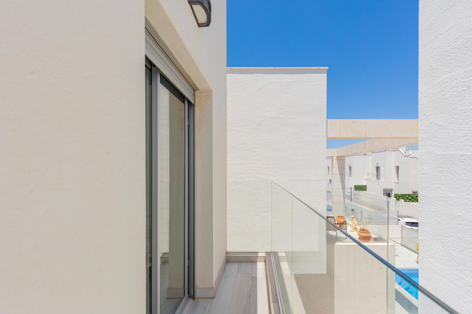 For sale - 3 Bedroom 3 Bathroom Villa in Orihuela Costa - Lomas De Cabo Roig  - Alicante