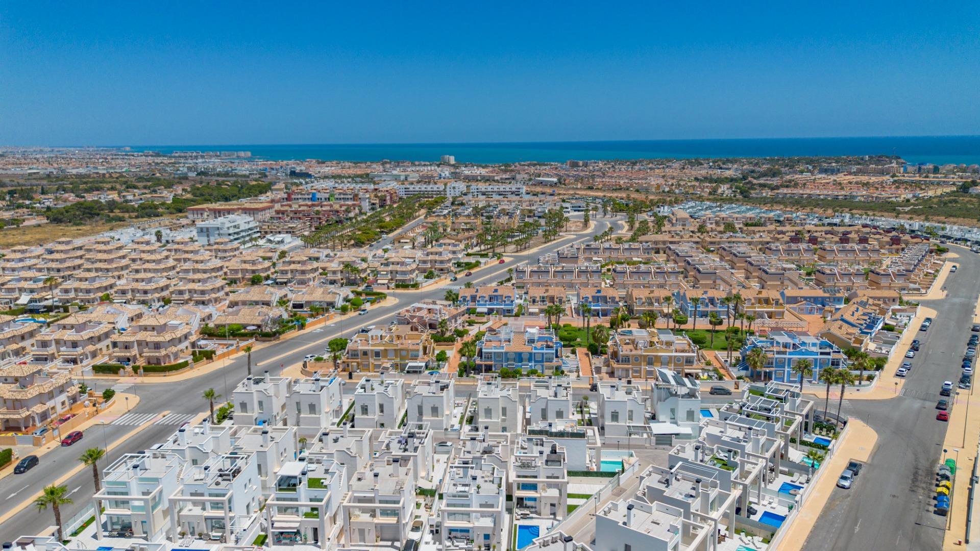 For sale - 3 Bedroom 3 Bathroom Villa in Orihuela Costa - Lomas De Cabo Roig  - Alicante