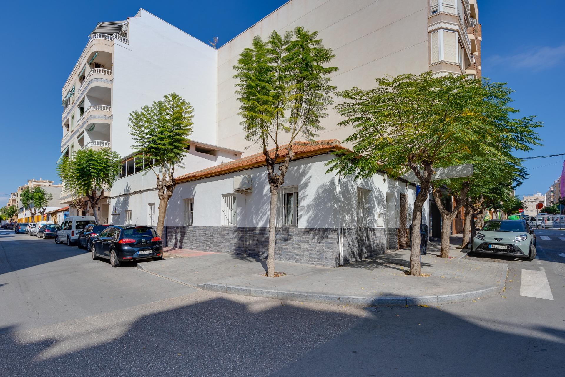 For sale - 3 Bedroom 1 Bathroom Town House in Torrevieja - Centro  - Alicante