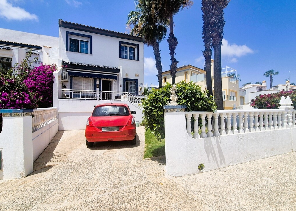 4 Bedroom 2 Bathroom Town House in Villamartin