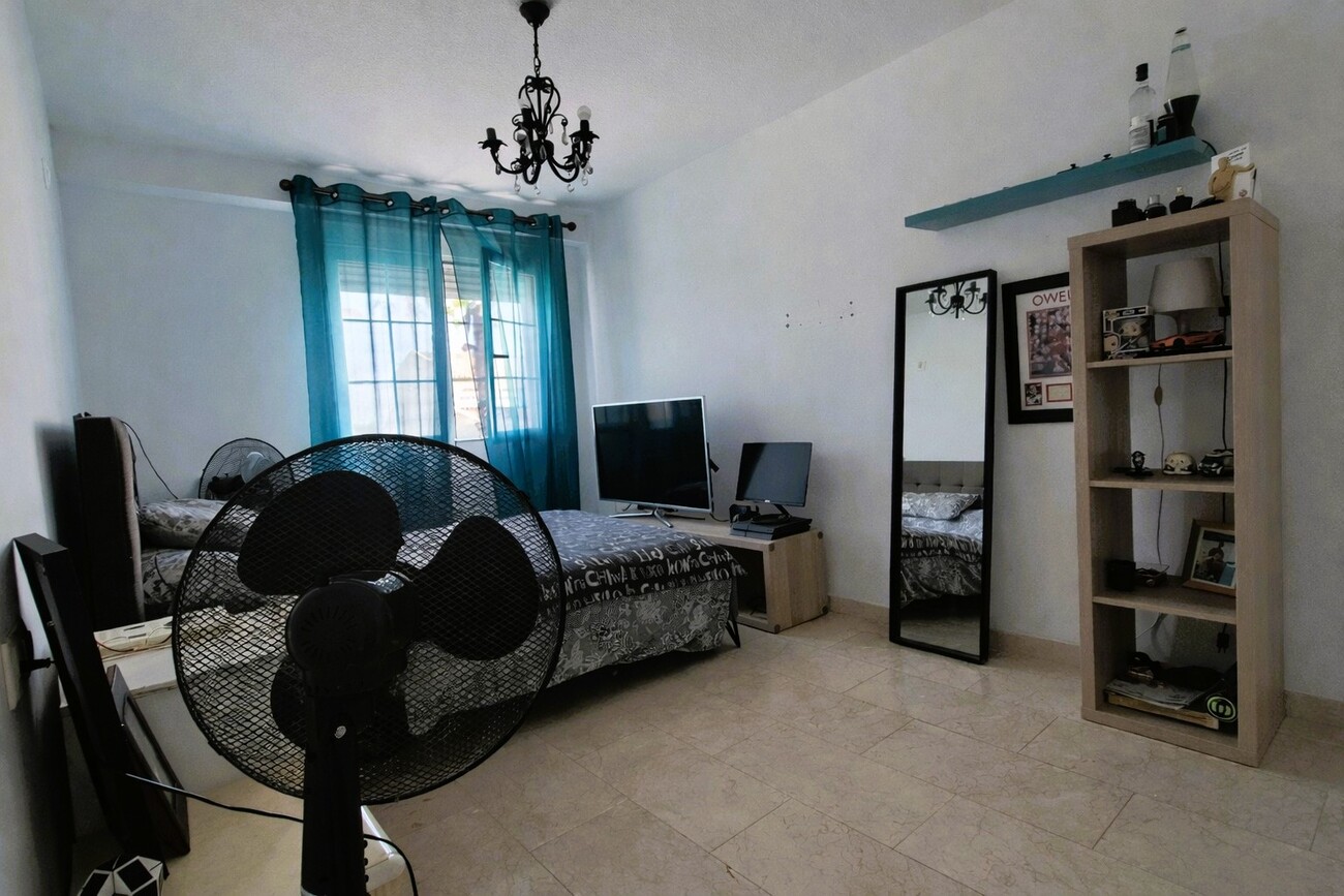 For sale - 4 Bedroom 2 Bathroom Town House in Villamartin - Inland  - Alicante