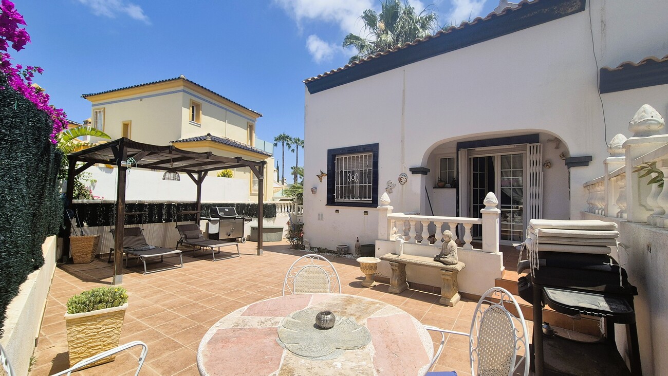 For sale - 4 Bedroom 2 Bathroom Town House in Villamartin - Inland  - Alicante