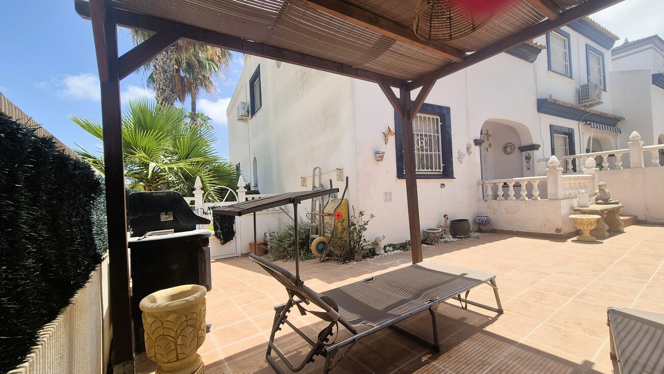 For sale - 4 Bedroom 2 Bathroom Town House in Villamartin - Inland  - Alicante