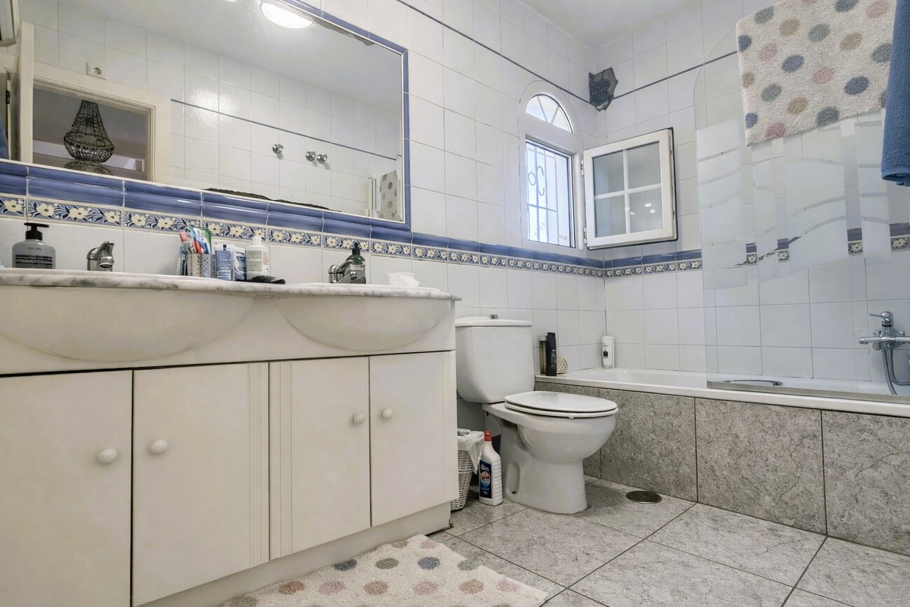 For sale - 4 Bedroom 2 Bathroom Town House in Villamartin - Inland  - Alicante