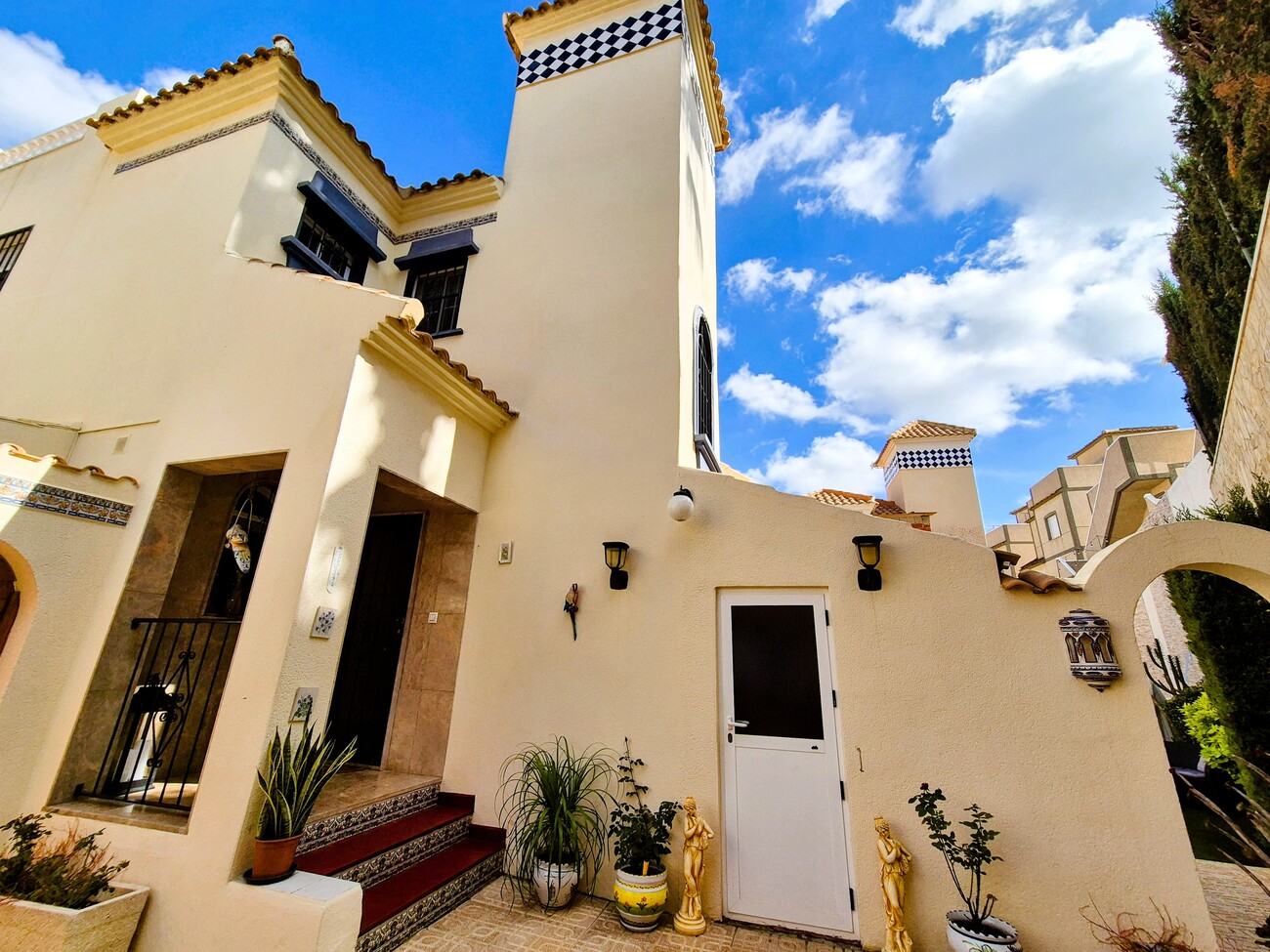 For sale - 3 Bedroom 2 Bathroom Villa in Villamartin - Costa Blanca  - Alicante