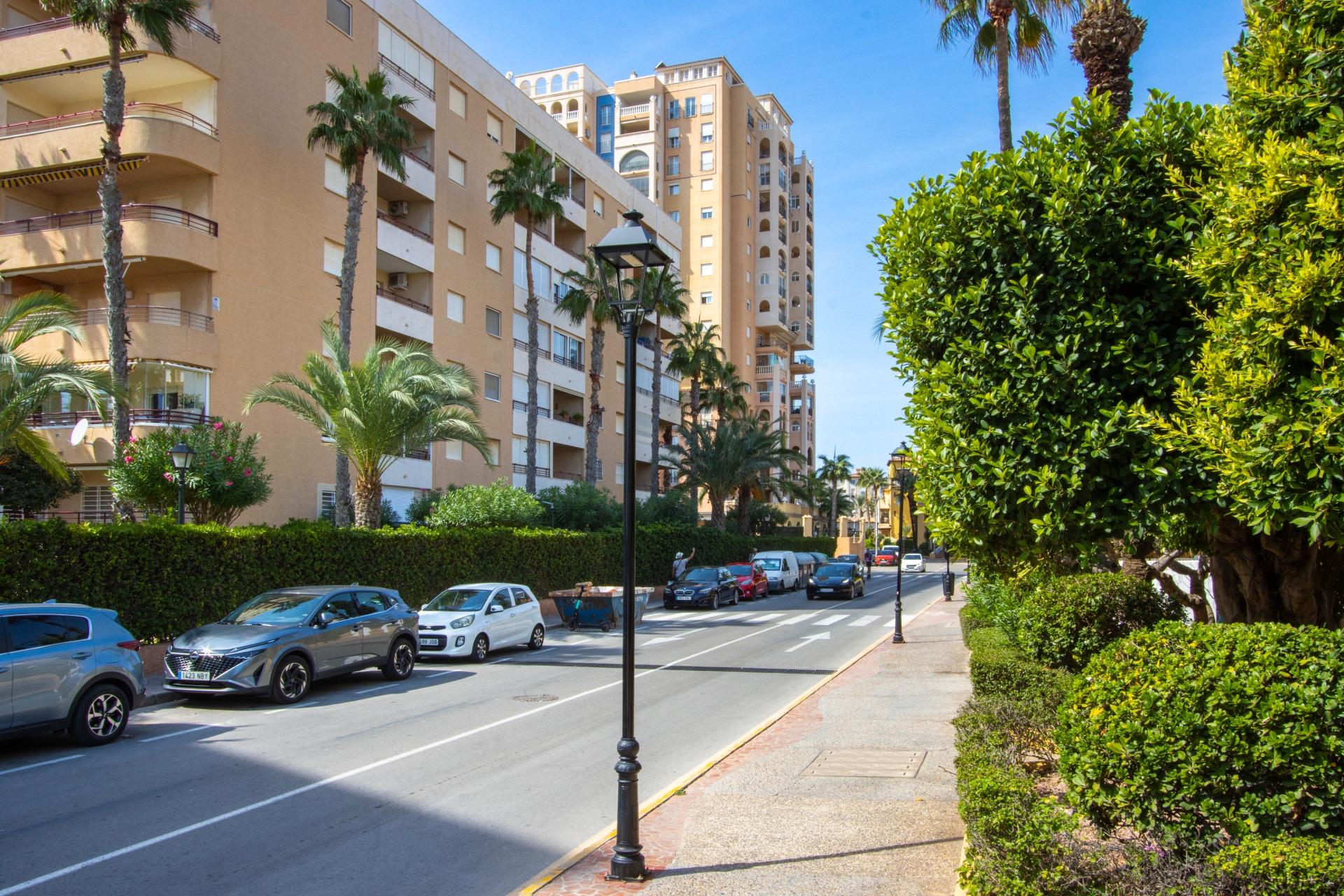 For sale - 3 Bedroom 2 Bathroom Apartment in Torrevieja - Los Frutales  - Alicante