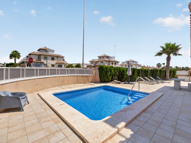 For sale - 3 Bedroom 2 Bathroom Town House in Lomas de Cabo Roig - Inland  - Alicante