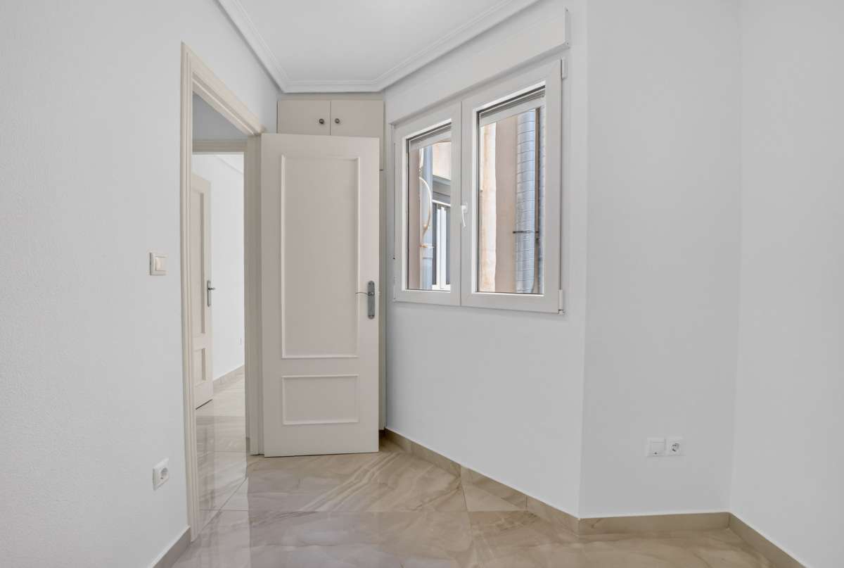 For sale - 2 Bedroom 1 Bathroom Apartment in Torrevieja - Costa Blanca  - Alicante