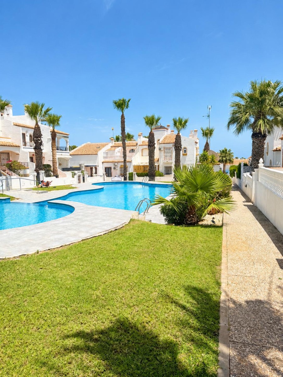 For sale - 2 Bedroom 2 Bathroom Top Floor Apartment in Villamartin - Inland  - Alicante
