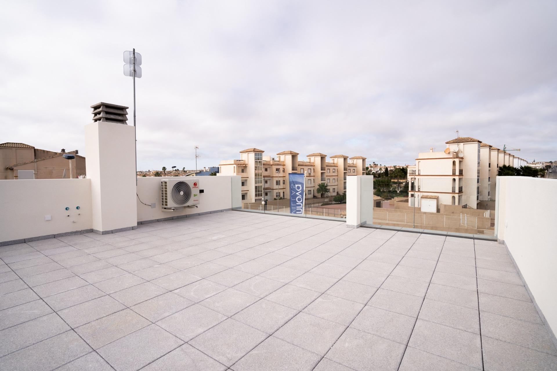 For sale - 3 Bedroom 2 Bathroom Town House in Orihuela Costa - Entre golf  - Alicante