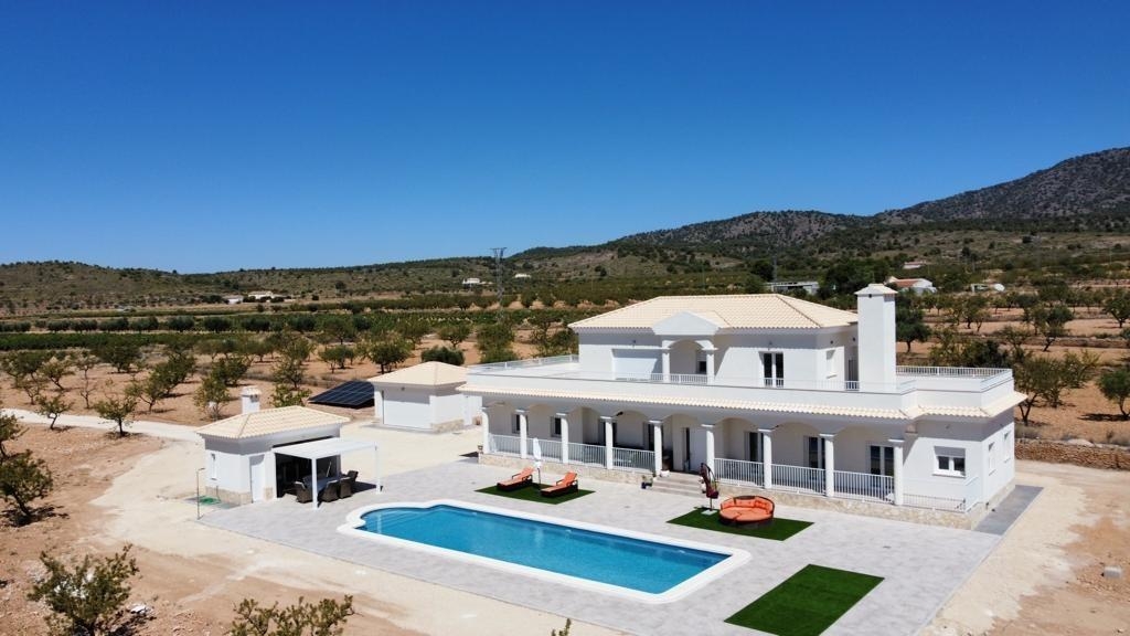 6 Bedroom 4 Bathroom Villa in Pinoso
