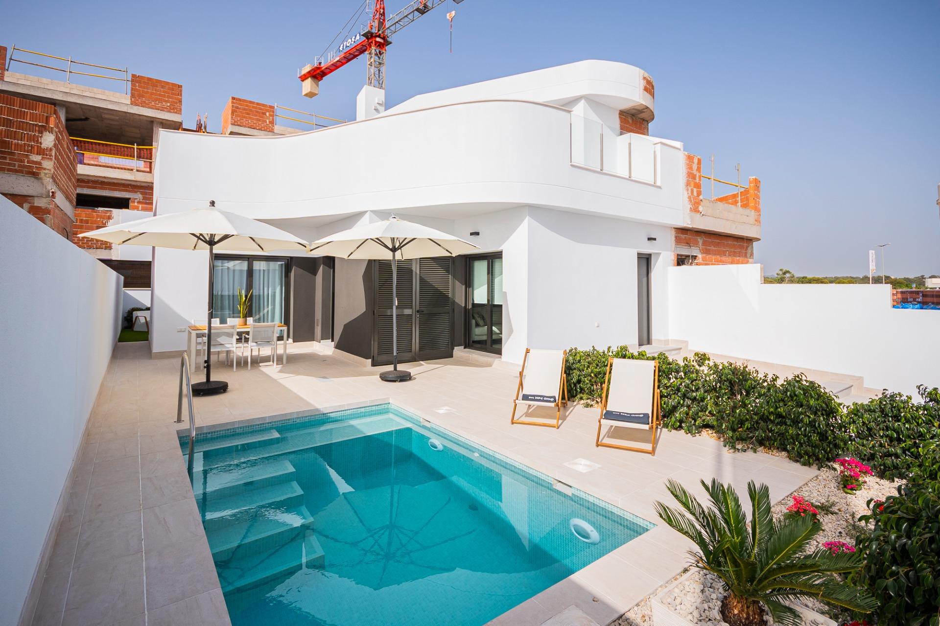 For sale - 3 Bedroom 2 Bathroom Villa in Torrevieja - Lago Jardín II  - Alicante