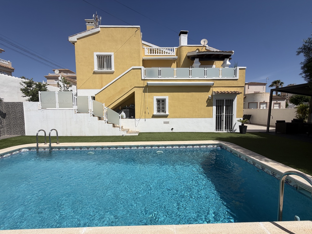 For sale - 3 Bedroom 3 Bathroom Villa in Villamartin - , Villamartin, Alicante, Spain - Alicante