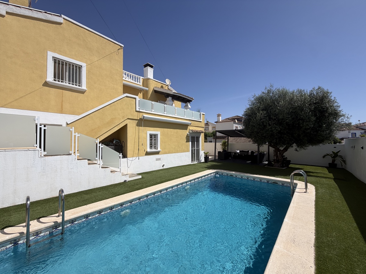 For sale - 3 Bedroom 3 Bathroom Villa in Villamartin - , Villamartin, Alicante, Spain - Alicante