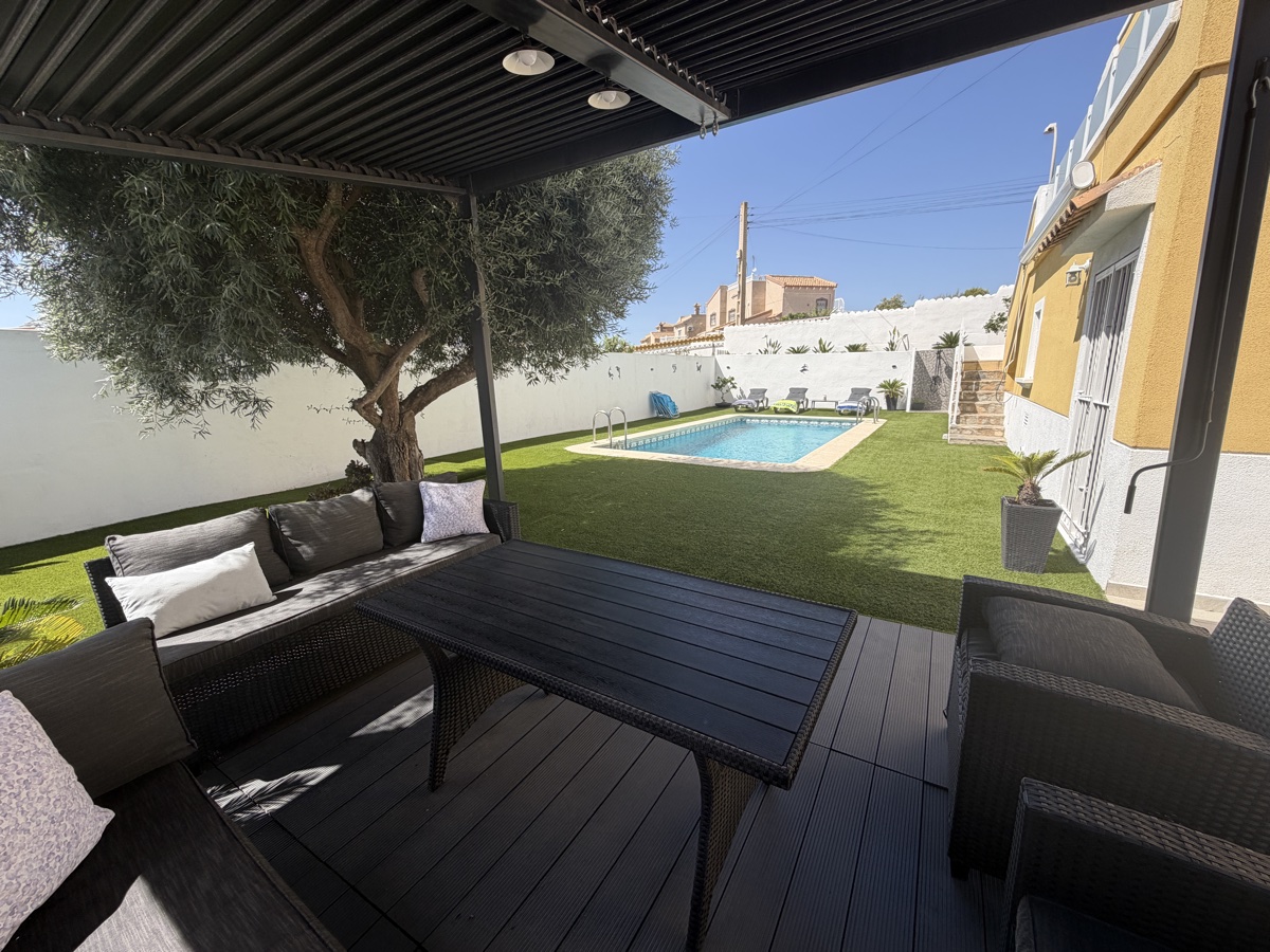 For sale - 3 Bedroom 3 Bathroom Villa in Villamartin - , Villamartin, Alicante, Spain - Alicante