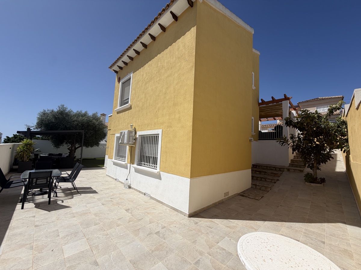 For sale - 3 Bedroom 3 Bathroom Villa in Villamartin - , Villamartin, Alicante, Spain - Alicante