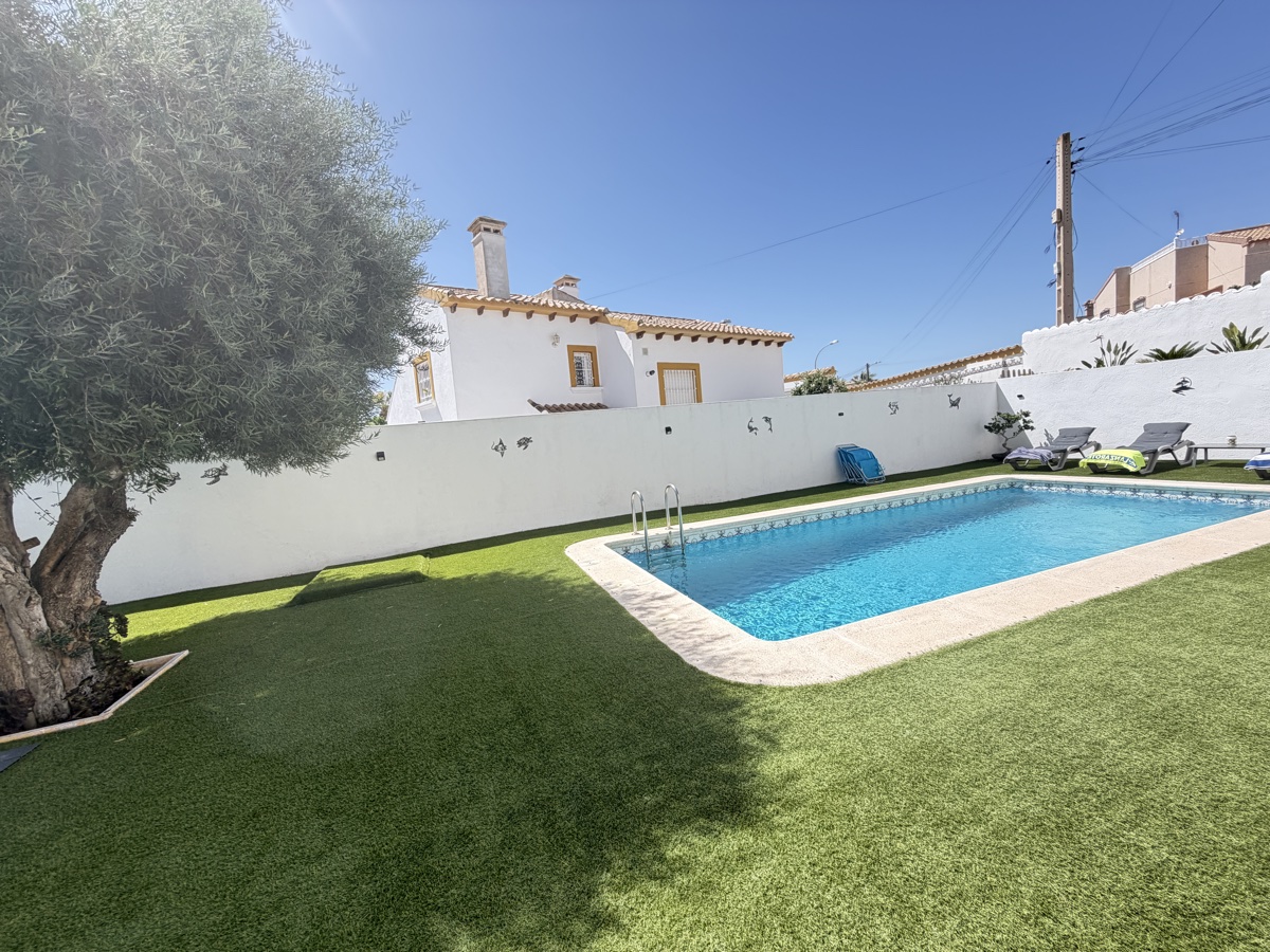 For sale - 3 Bedroom 3 Bathroom Villa in Villamartin - , Villamartin, Alicante, Spain - Alicante