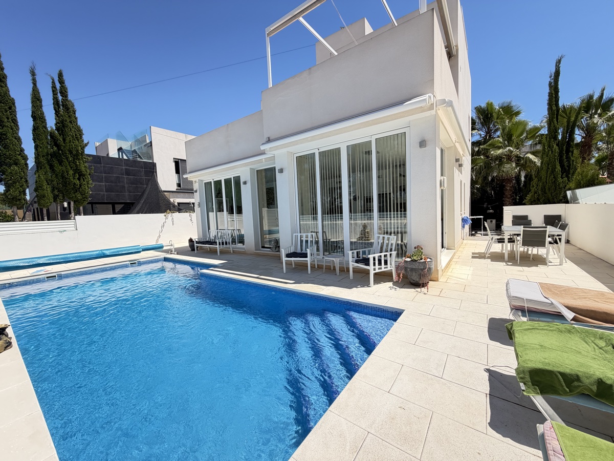 For sale - 4 Bedroom 3 Bathroom Villa in Mil Palmeras - , Mil Palmeras, Alicante, Spain - Alicante