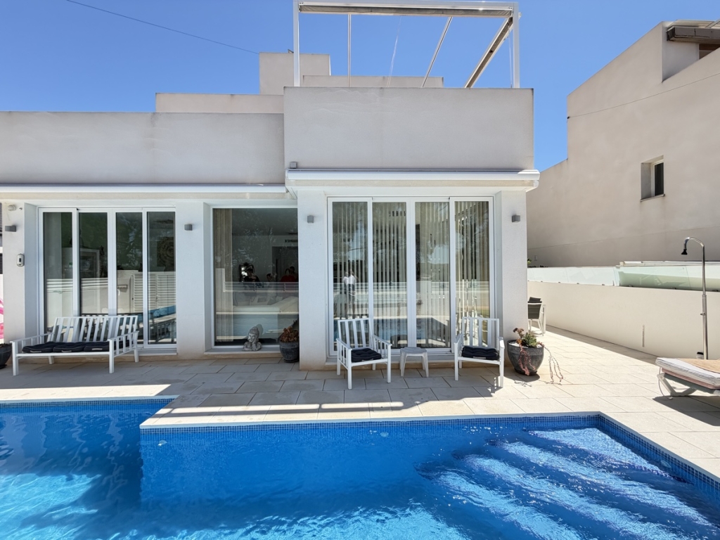 4 Bedroom 3 Bathroom Villa in Mil Palmeras