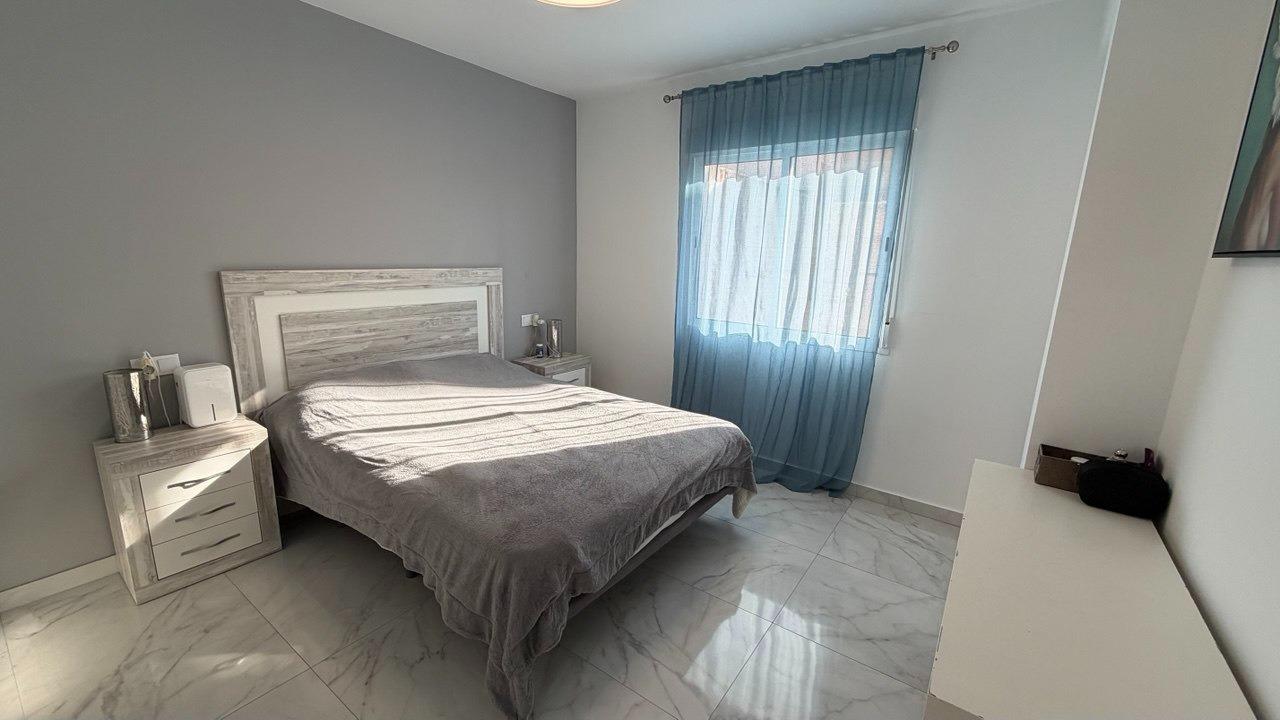 For sale - 3 Bedroom 2 Bathroom Apartment in Torrevieja - Curva Del Palangre  - Alicante