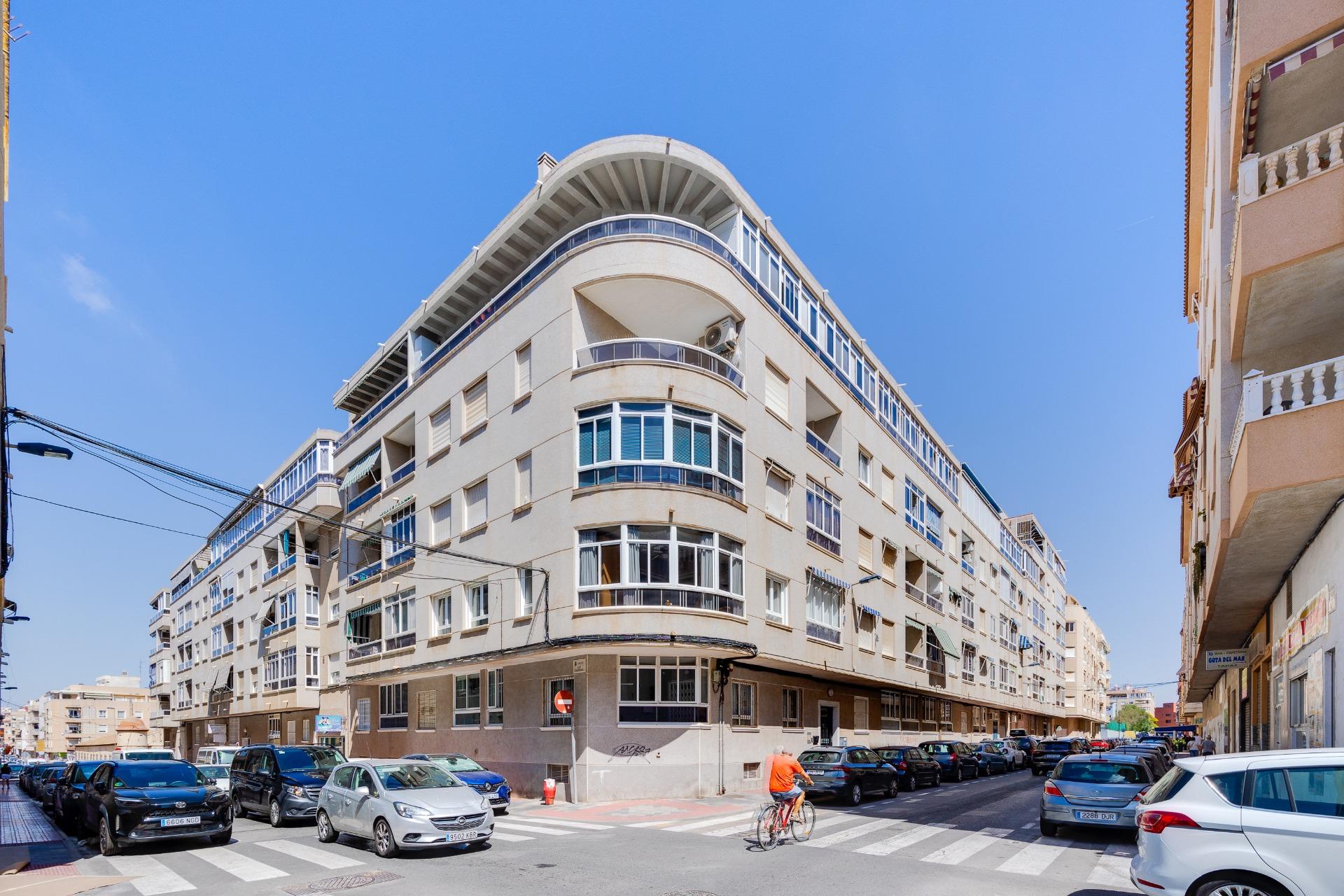 For sale - 3 Bedroom 2 Bathroom Apartment in Torrevieja - Antonio Machado  - Alicante