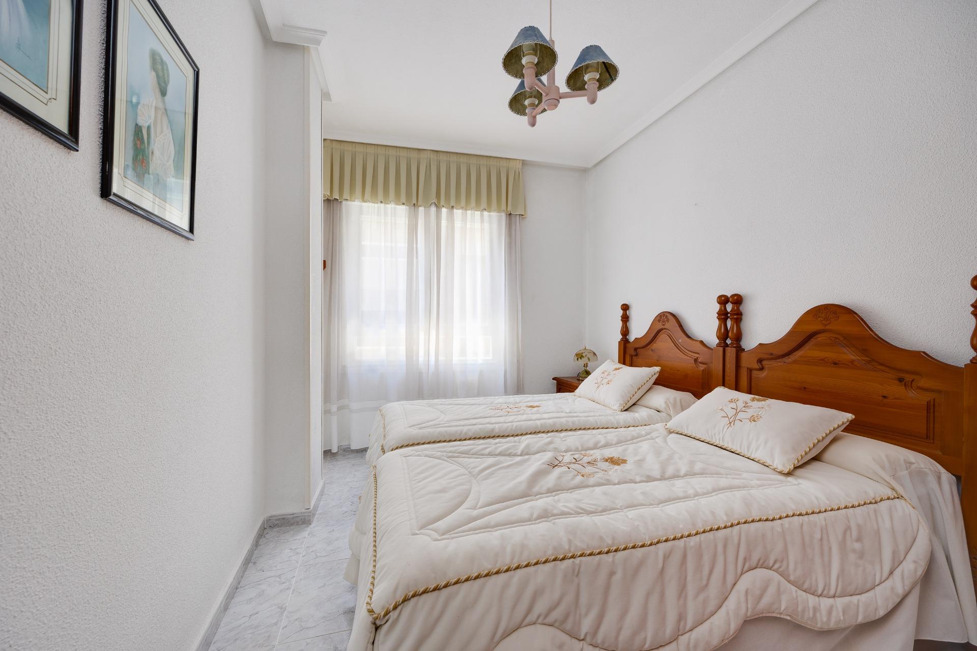 For sale - 3 Bedroom 2 Bathroom Apartment in Torrevieja - Antonio Machado  - Alicante