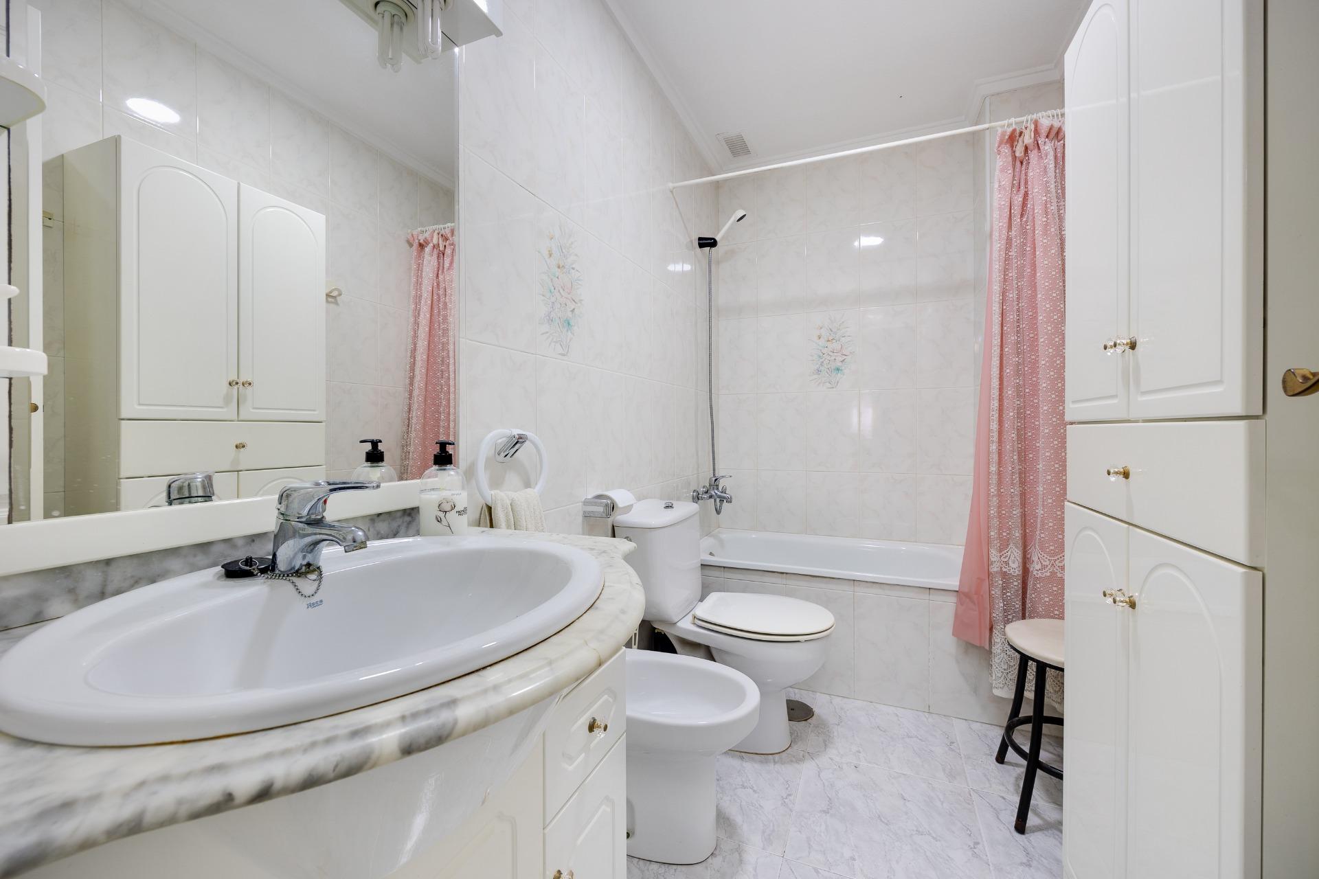For sale - 3 Bedroom 2 Bathroom Apartment in Torrevieja - Antonio Machado  - Alicante
