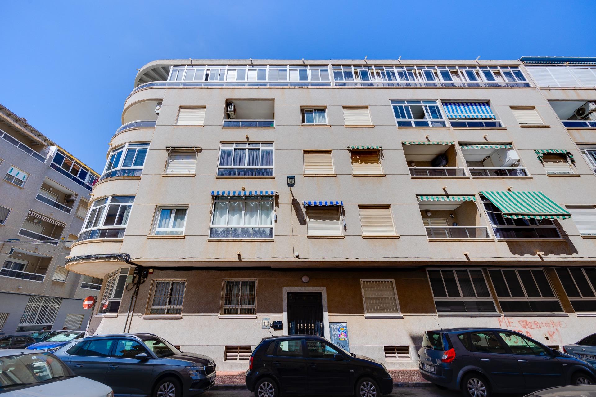 For sale - 3 Bedroom 2 Bathroom Apartment in Torrevieja - Antonio Machado  - Alicante