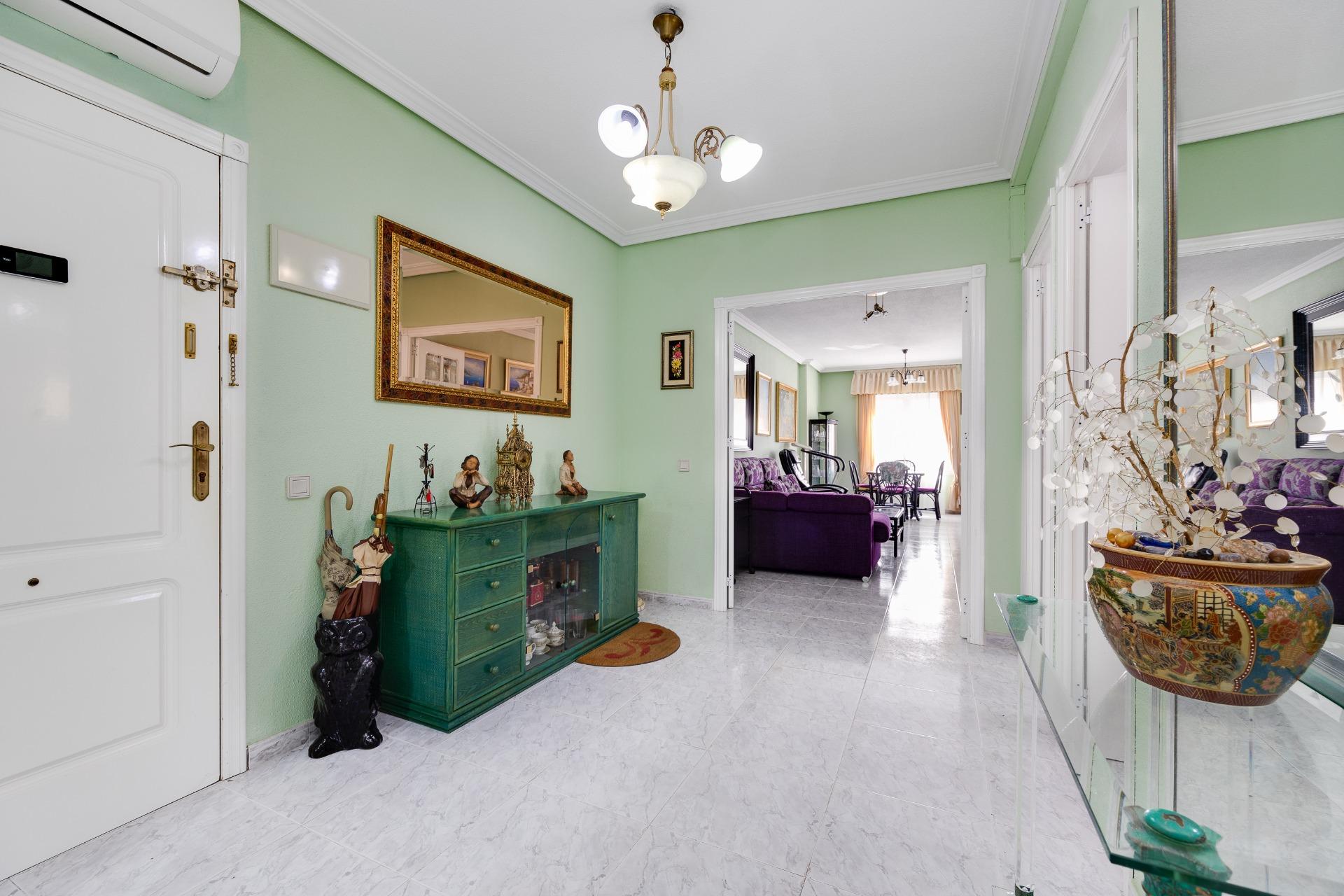 For sale - 3 Bedroom 2 Bathroom Apartment in Torrevieja - Antonio Machado  - Alicante