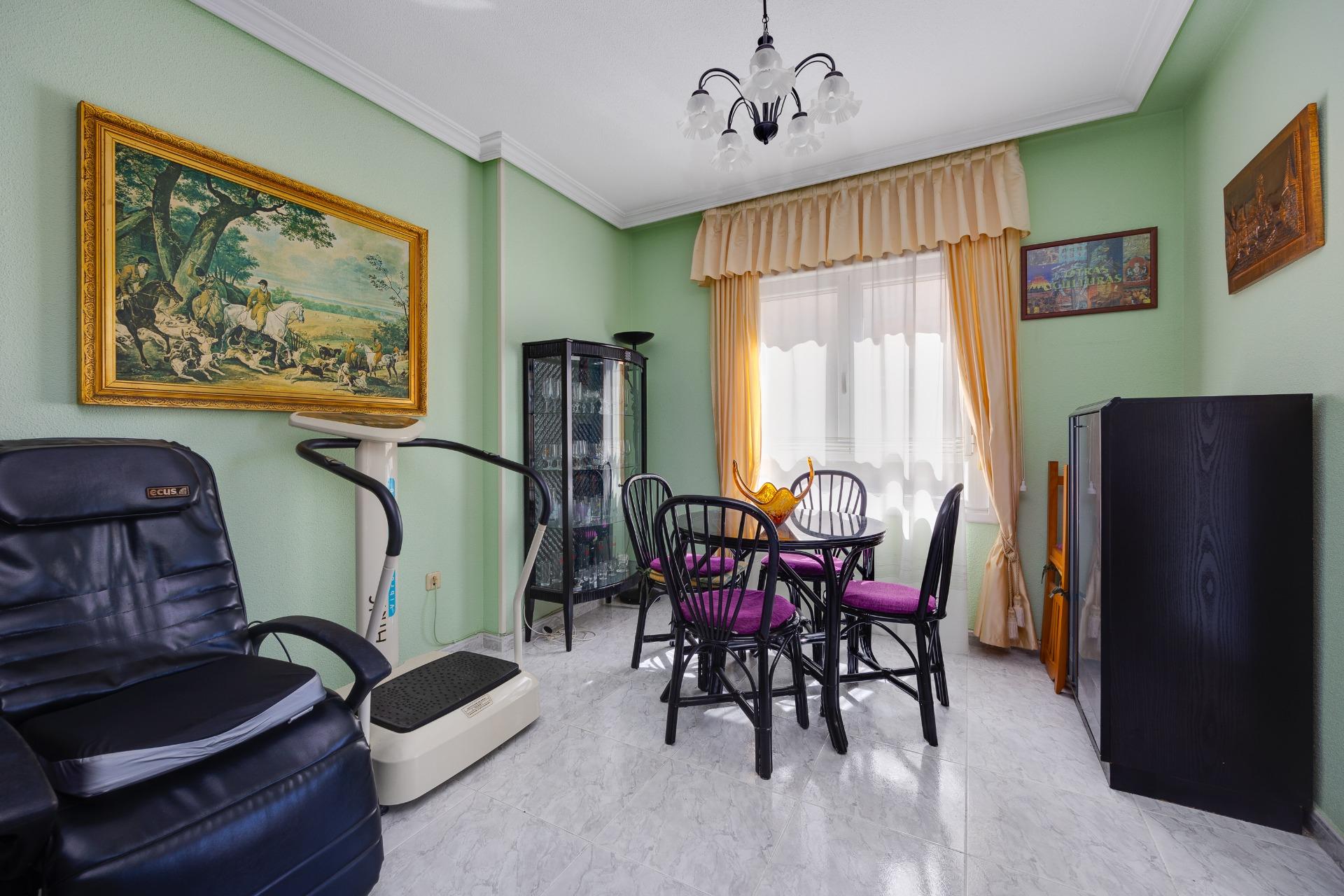 For sale - 3 Bedroom 2 Bathroom Apartment in Torrevieja - Antonio Machado  - Alicante