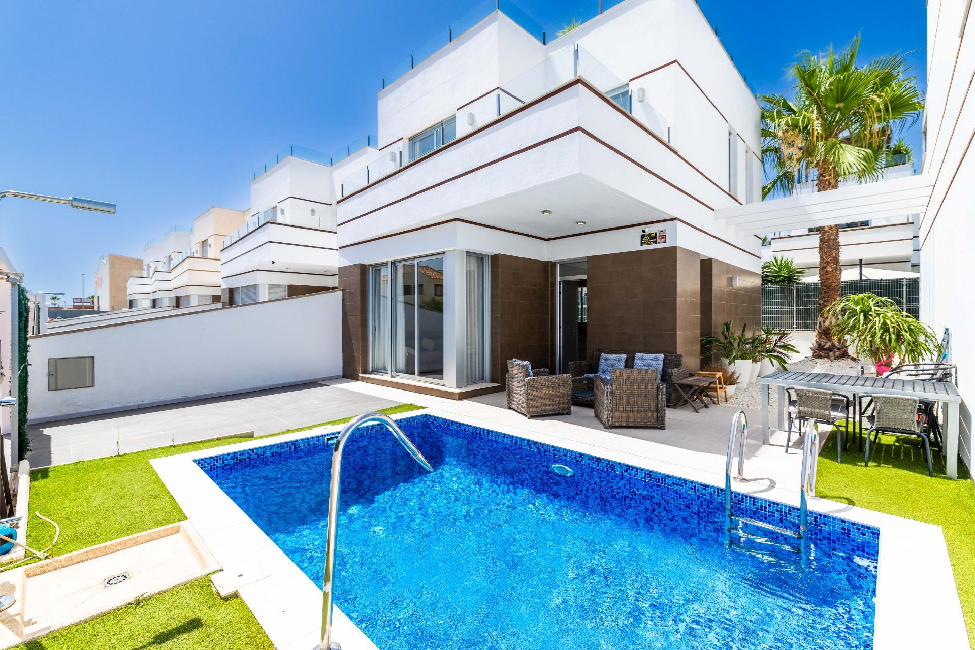 For sale - 3 Bedroom 3 Bathroom Villa in Rojales - Doña Pepa  - Alicante