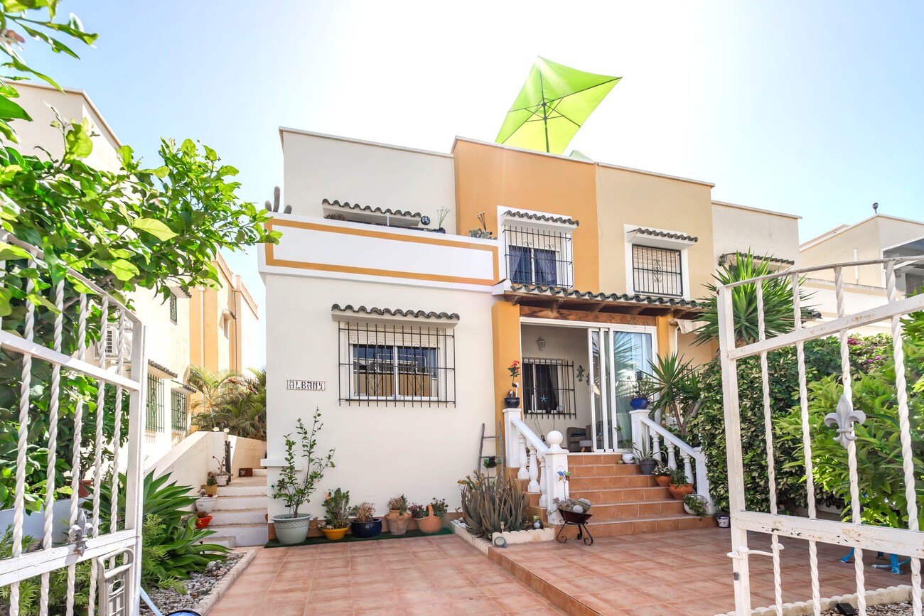 For sale - 3 Bedroom 1 Bathroom Semi Detached in Los Altos - Res Valle de los pinos  - Alicante