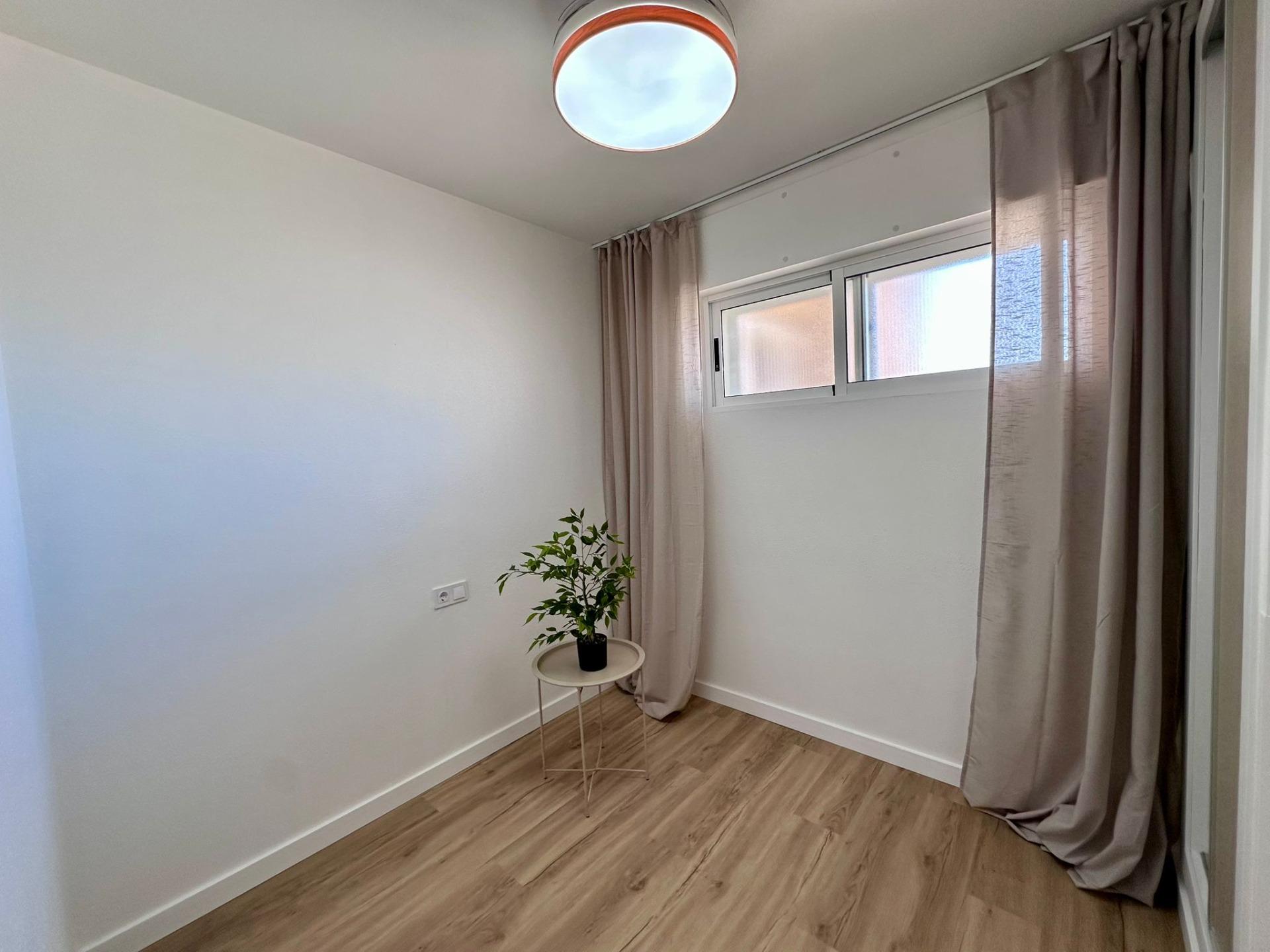 For sale - 2 Bedroom 1 Bathroom Apartment in Torrevieja - Habaneras  - Alicante