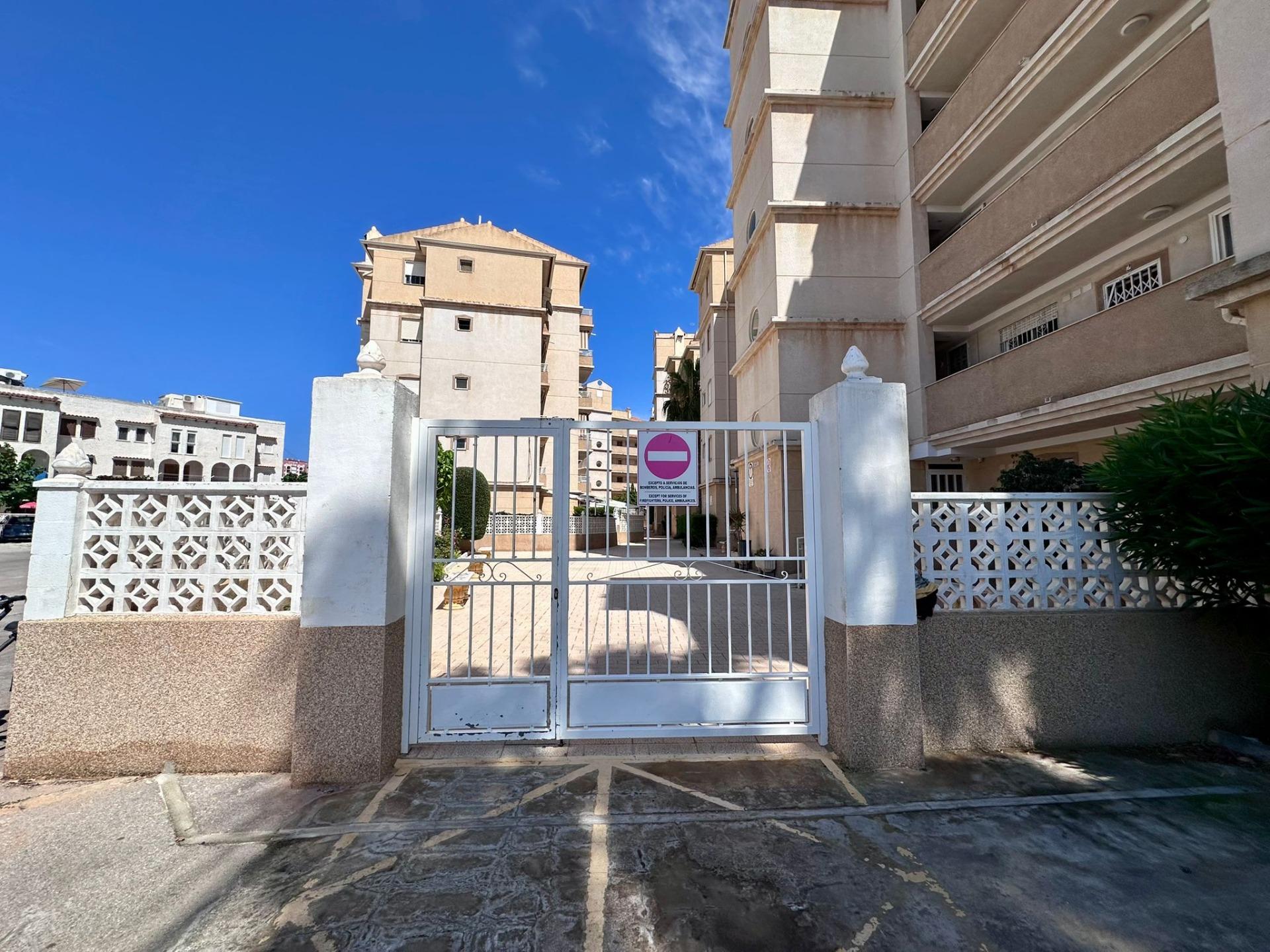 For sale - 2 Bedroom 1 Bathroom Apartment in Torrevieja - Habaneras  - Alicante