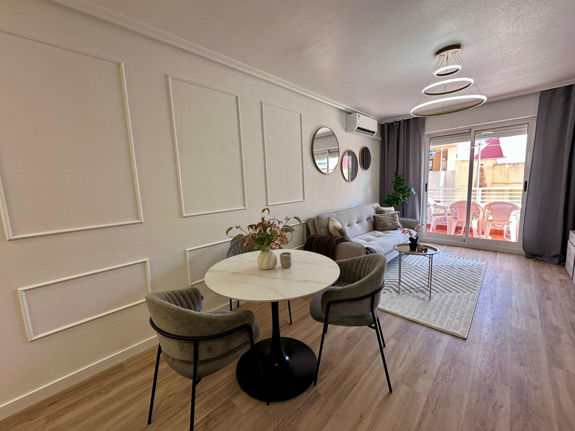 For sale - 2 Bedroom 1 Bathroom Apartment in Torrevieja - Habaneras  - Alicante