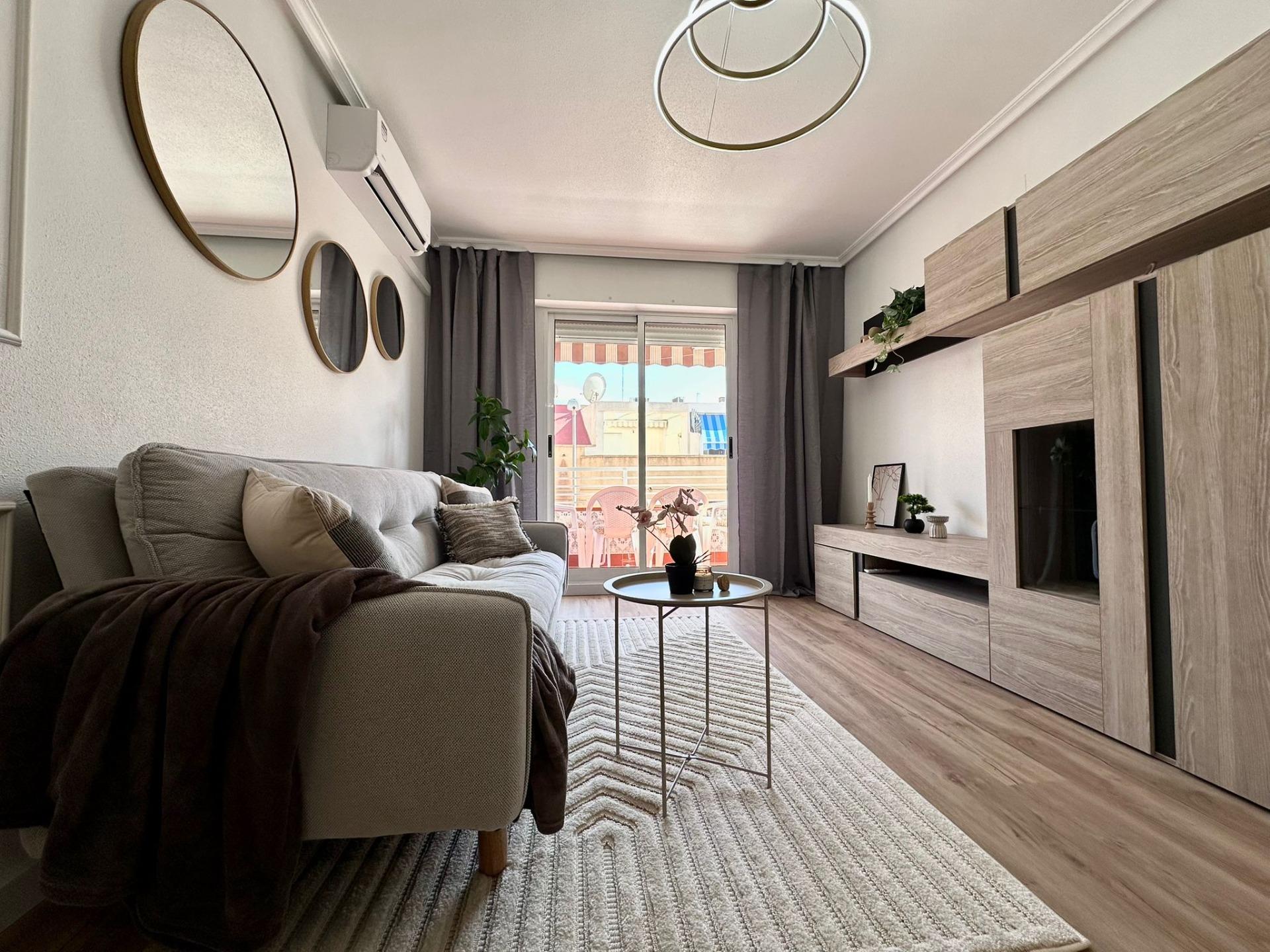 For sale - 2 Bedroom 1 Bathroom Apartment in Torrevieja - Habaneras  - Alicante