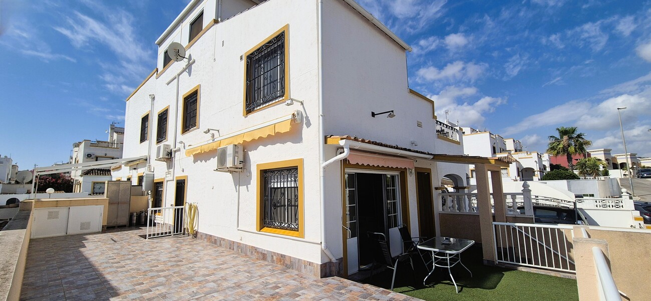 For sale - 6 Bedroom 2 Bathroom Quad House in Torrevieja - Costa Blanca  - Alicante