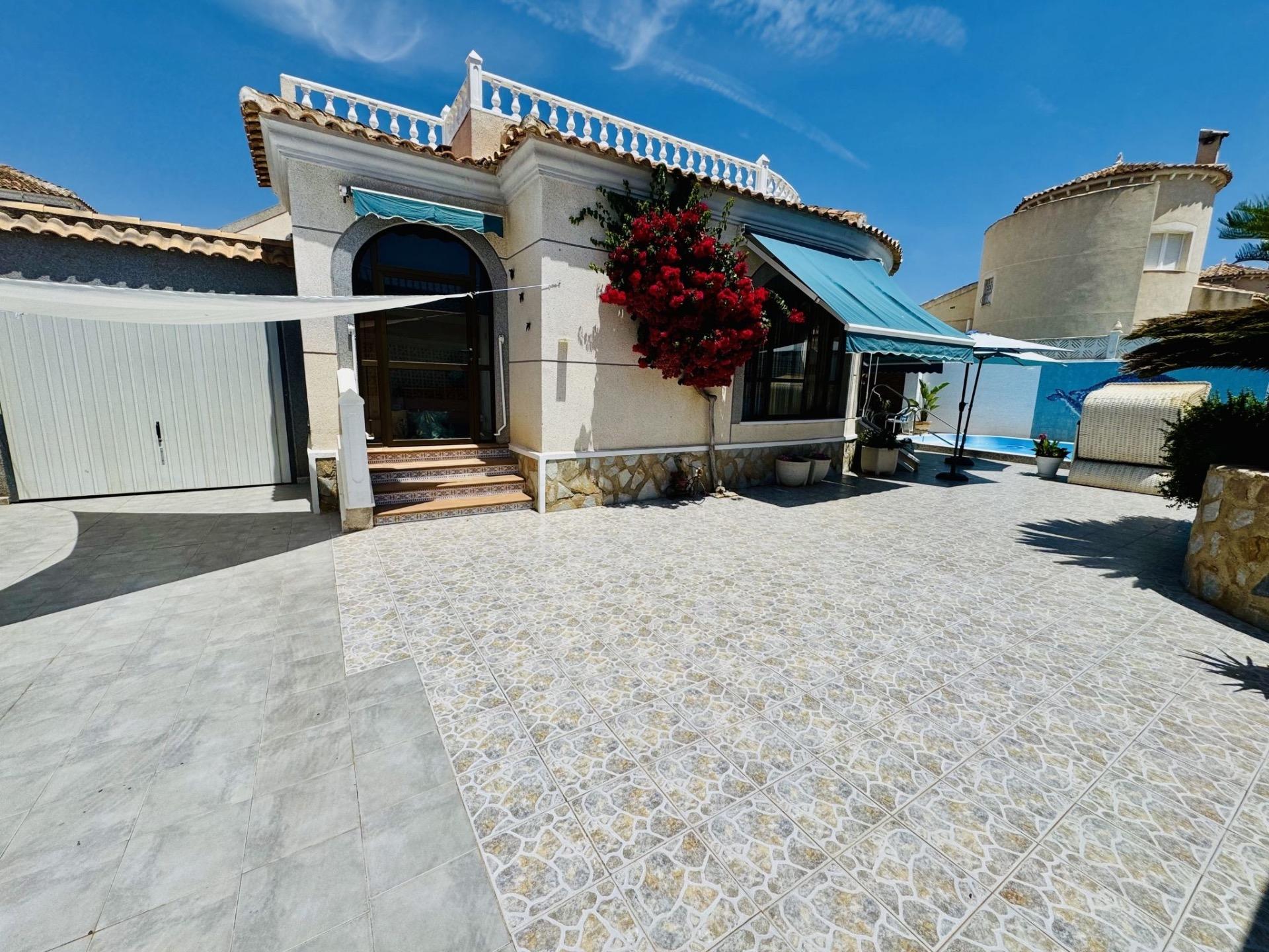 For sale - 2 Bedroom 1 Bathroom Villa in Torrevieja - La Siesta - El Salado - Torreta  - Alicante