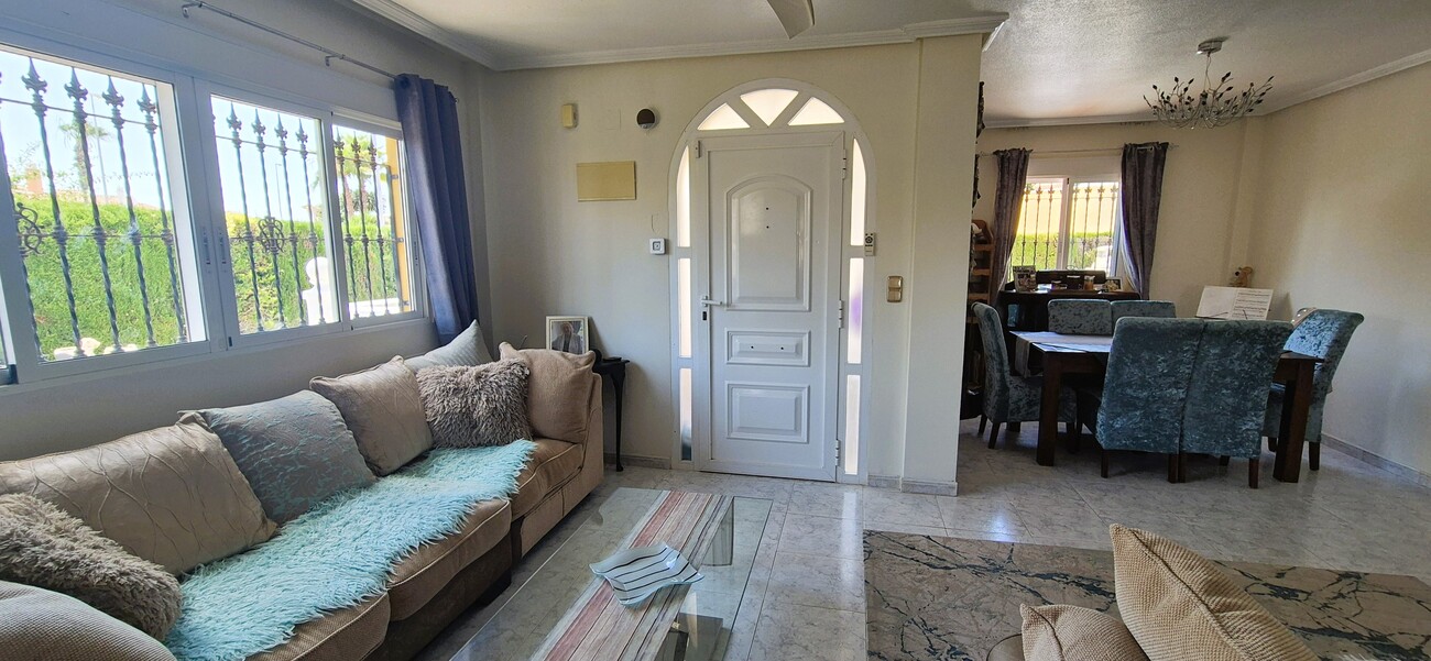 For sale - 4 Bedroom 3 Bathroom Villa in Villamartin - Costa Blanca  - Alicante