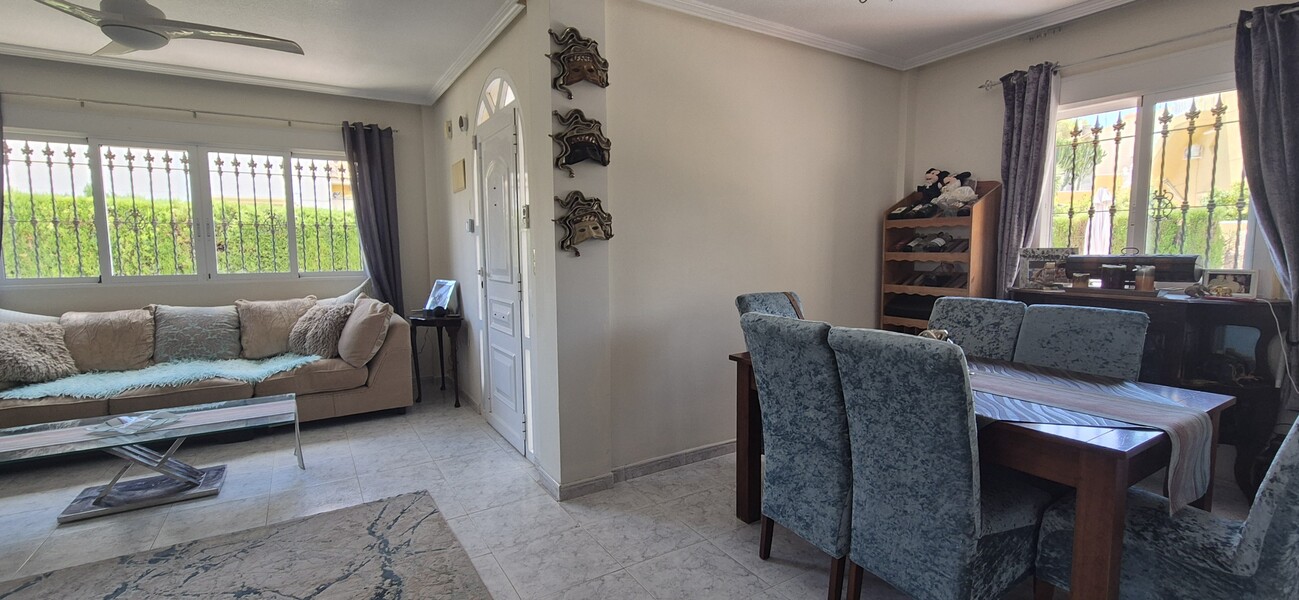 For sale - 4 Bedroom 3 Bathroom Villa in Villamartin - Costa Blanca  - Alicante