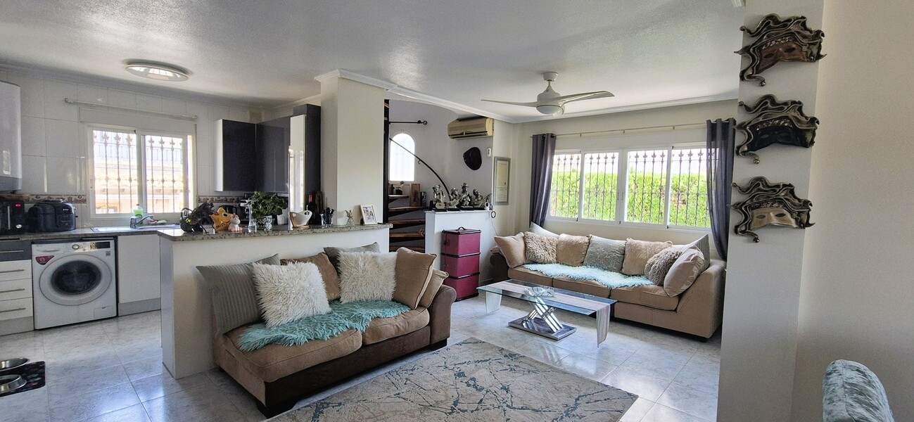 For sale - 4 Bedroom 3 Bathroom Villa in Villamartin - Costa Blanca  - Alicante